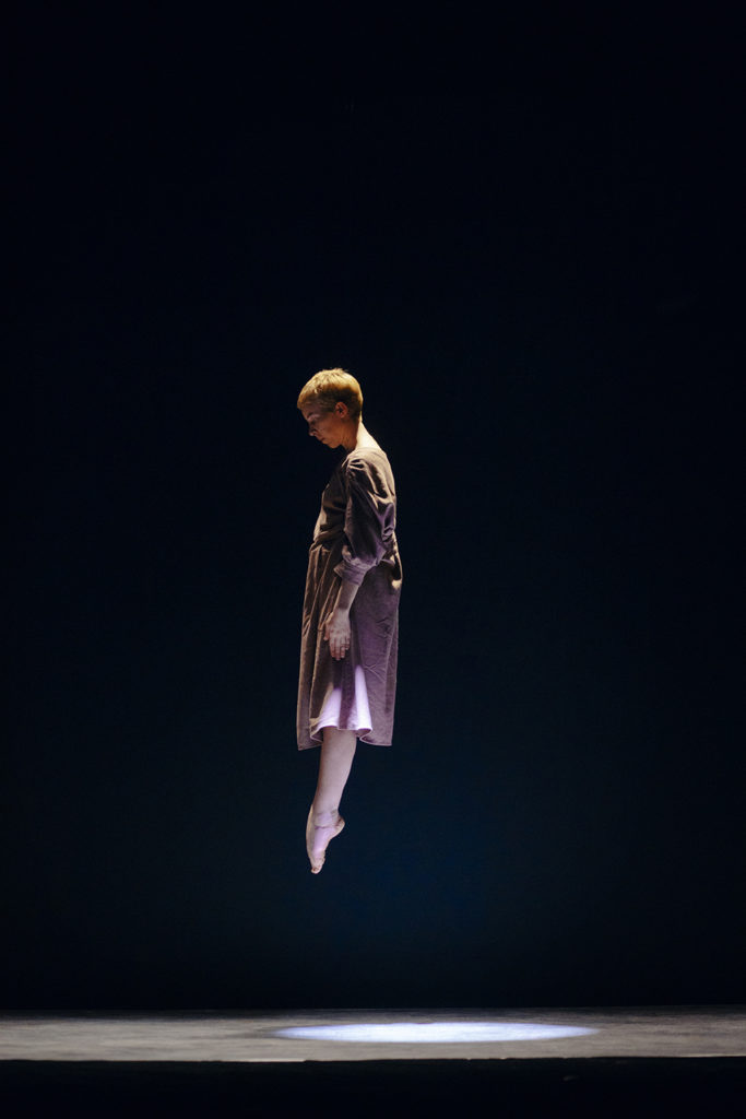 La danseuse Leïla Ka lors d’une répétition de « On m’a trouvée grandie » mis en scène et créé par Valentine Losseau et Raphaël Navarro de la Compagnie 14:20, photographiée le 14 mars 2024 au Théâtre Le Rive Gauche à Saint-Etienne-du-Rouvray par Mathieu Zazzo