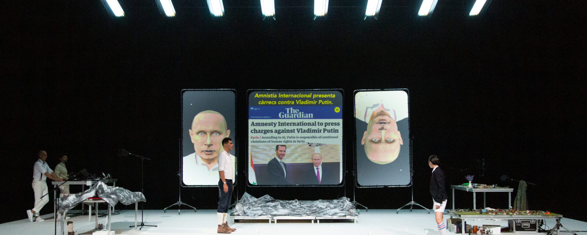 Le visage reconstitué en 3D de Vladimir Poutine s'affiche sur les écrans du décor du spectacle The Mountain, de la compagnie catalane Senor Serrano, au Paris Globe Festival 2024.