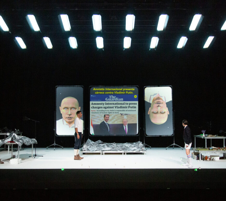 Le visage reconstitué en 3D de Vladimir Poutine s'affiche sur les écrans du décor du spectacle The Mountain, de la compagnie catalane Senor Serrano, au Paris Globe Festival 2024.