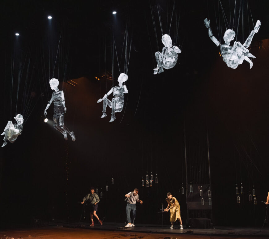 Cinq marionnettes de glace, représentant des enfants, suspendues à des fils, dans le spectacle Les Vagues, d’Élise Vigneron.