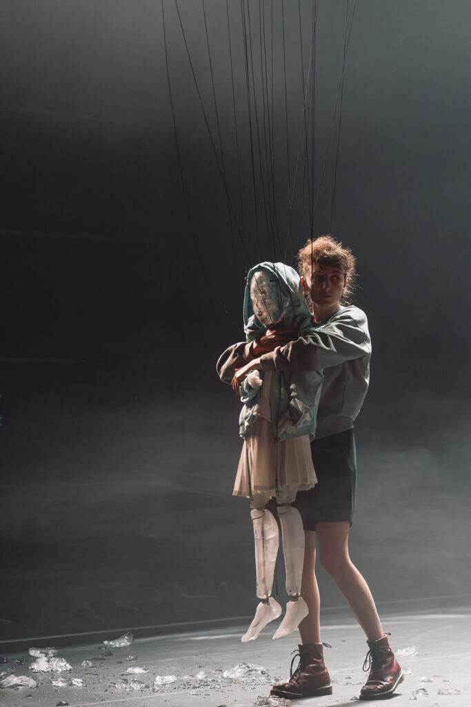 Une comédienne du spectacle Les Vagues, d’Élise Vigneron, qui une marionnette de glace.