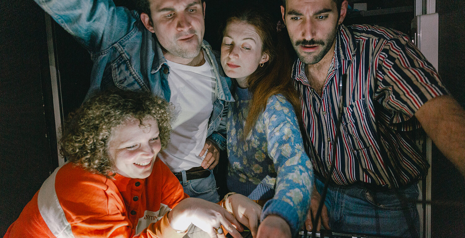 Les quatre comédiens et comédiennes de "Ce soir j’ai de la fièvre et toi tu meurs de froid", de Julien Lewkowciz, réunis autour d'une console son, au festival JT24.