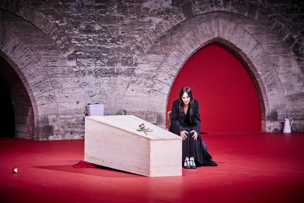 Angelica Liddell et le cercueil de Bergman, sur la scène rouge du palais de Pape, dans le spectacle DÄMON au festival d'Avignon.