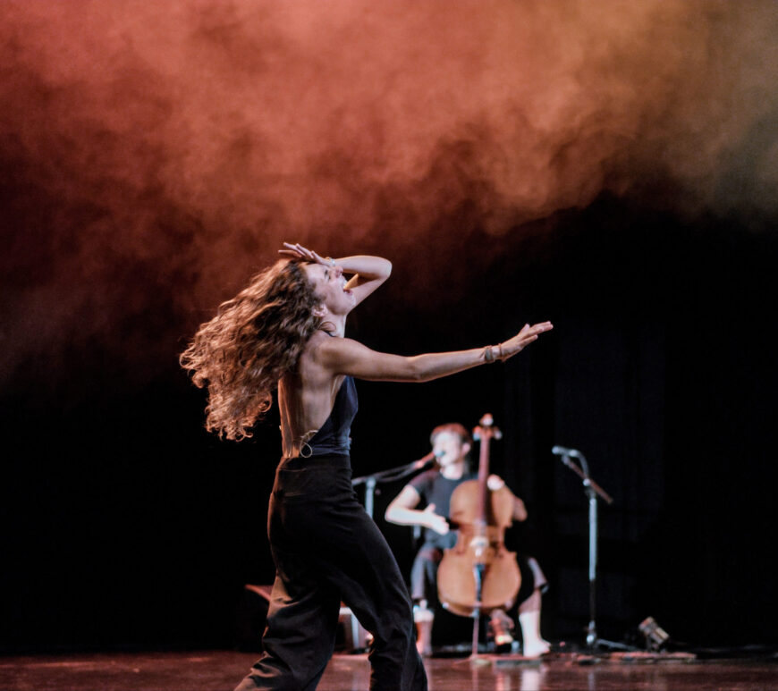 La comédienne Clara Koskas incarnant Cassandre en transe, dans le spectacle Léviathan de Gwendoline Destremau.