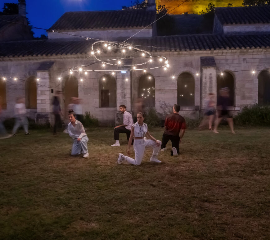 Ouverture, de Géraldine Chollet, pièce pour danseur·euses et public cheminant, dans le Cloître de la Chartreuse de Villeneuve-lez-Avignon, au festival d'Avignon